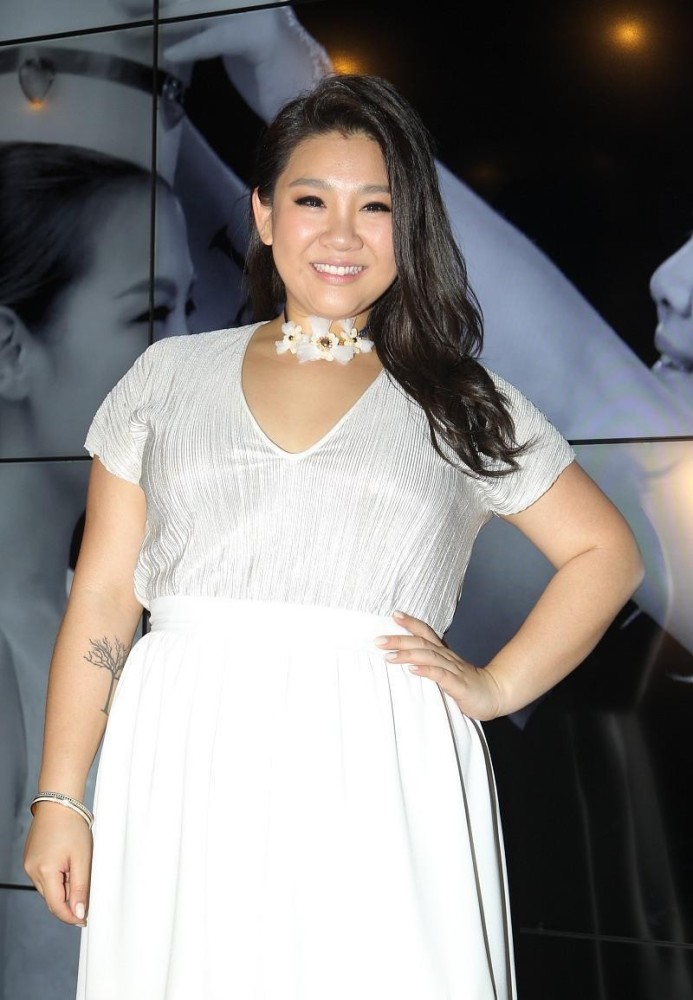 郑欣宜真是自信又可爱,穿v领衫配白开叉裙,身材胖也挺耐看_腾讯新闻