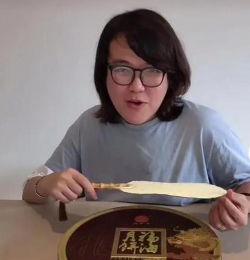 浪胃仙争议不断,前老板淡定直播,网友:看谁手段高明!