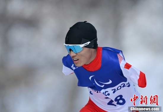 中国选手王晨阳获残奥越野滑雪男子中距离(自由技术)