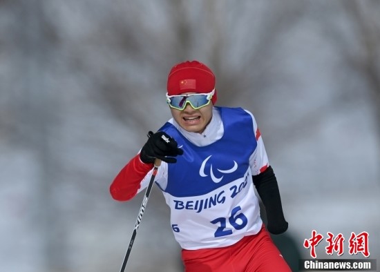 中国选手王晨阳获残奥越野滑雪男子中距离(自由技术)