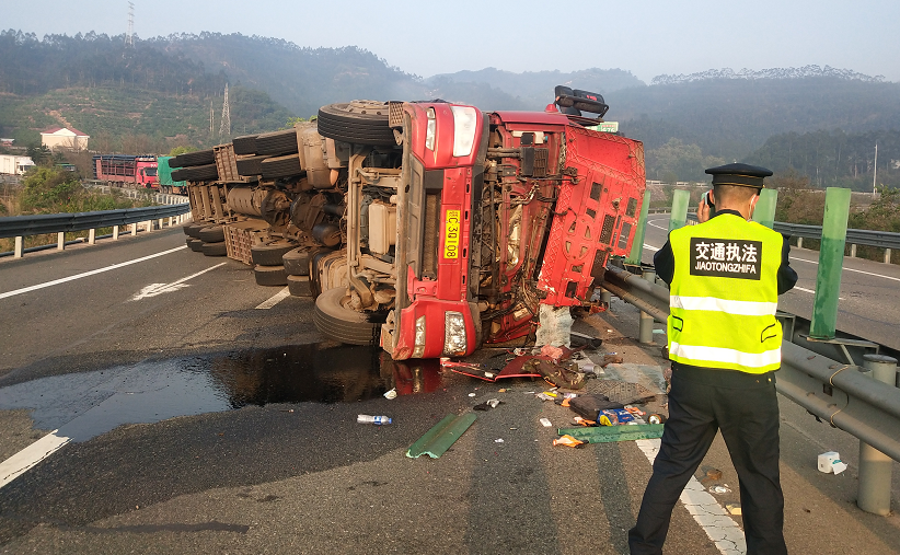 事发平和一大货车高速运载木板突然翻车