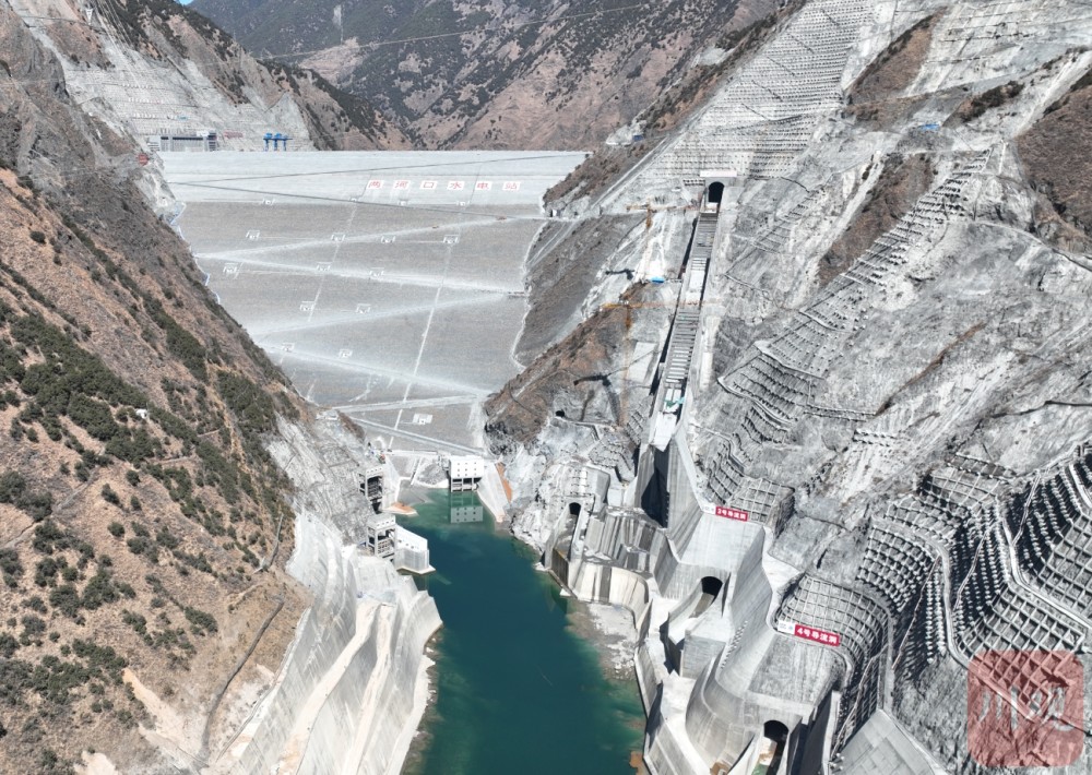 c视频丨悬崖绝壁上的壮美飞越雅砻江两河口水电站