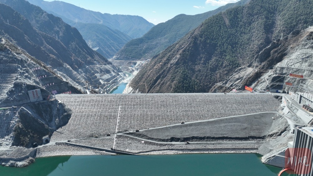 C视频丨悬崖绝壁上的壮美 飞越雅砻江两河口水电站_腾讯新闻