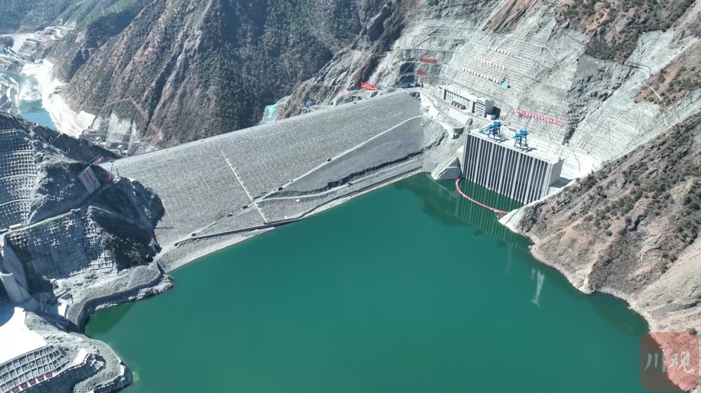 c视频丨悬崖绝壁上的壮美飞越雅砻江两河口水电站