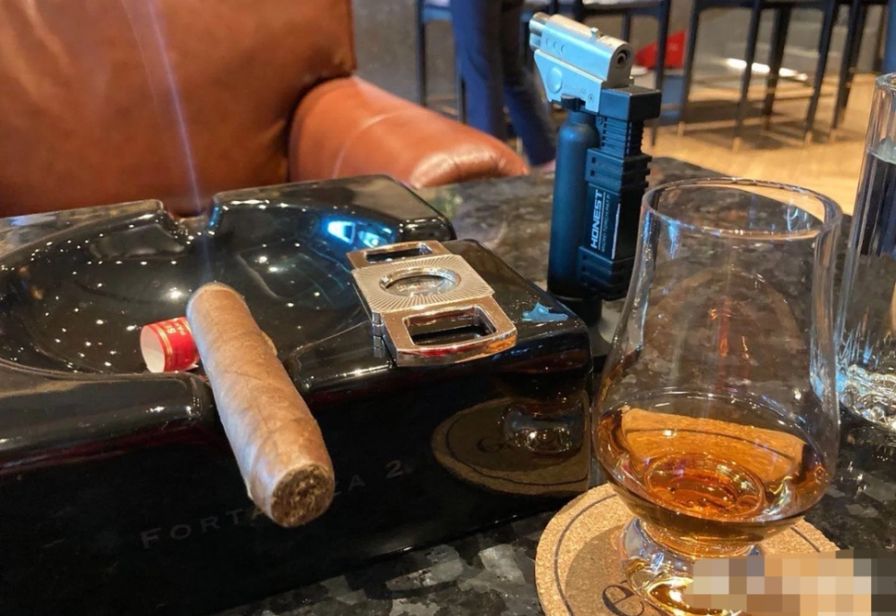 小区弥漫雪茄烟味?记者调查,上海多家"雪茄吧"违反控烟规定_腾讯新闻