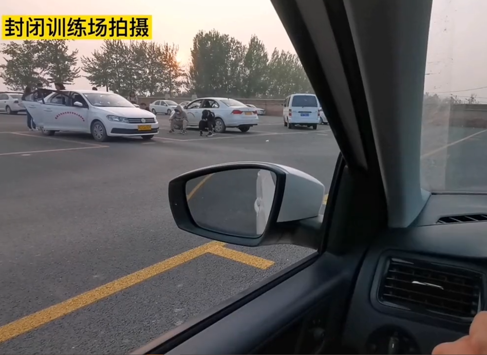 首先我們需要保證可以從後視鏡裡看到車身碰不到庫角,車身碰不到腳就