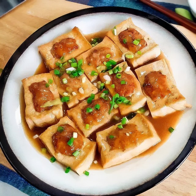 客家酿豆腐外嫩里嫩营养丰富又好吃是招待亲朋好友的必备菜