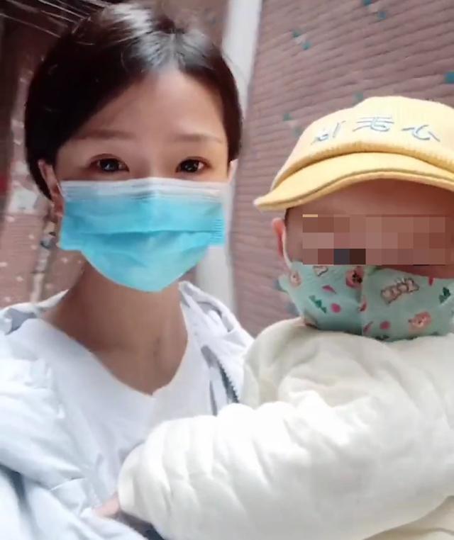 25岁单亲妈妈背着5个月宝宝街头卖自制甜品挣奶粉钱往事心酸