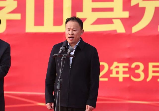 县委副书记,政府县长王兴宣布浮山县集中开复工活动启动.