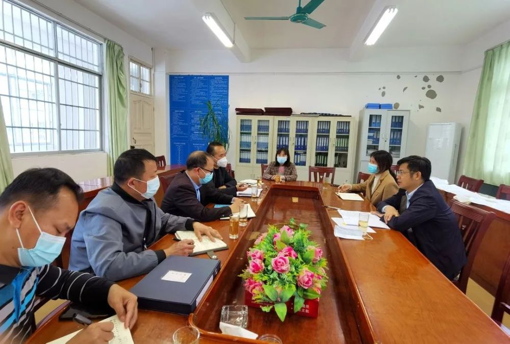 县委副书记黄俊杰到泗城镇初级中学检查指导工作