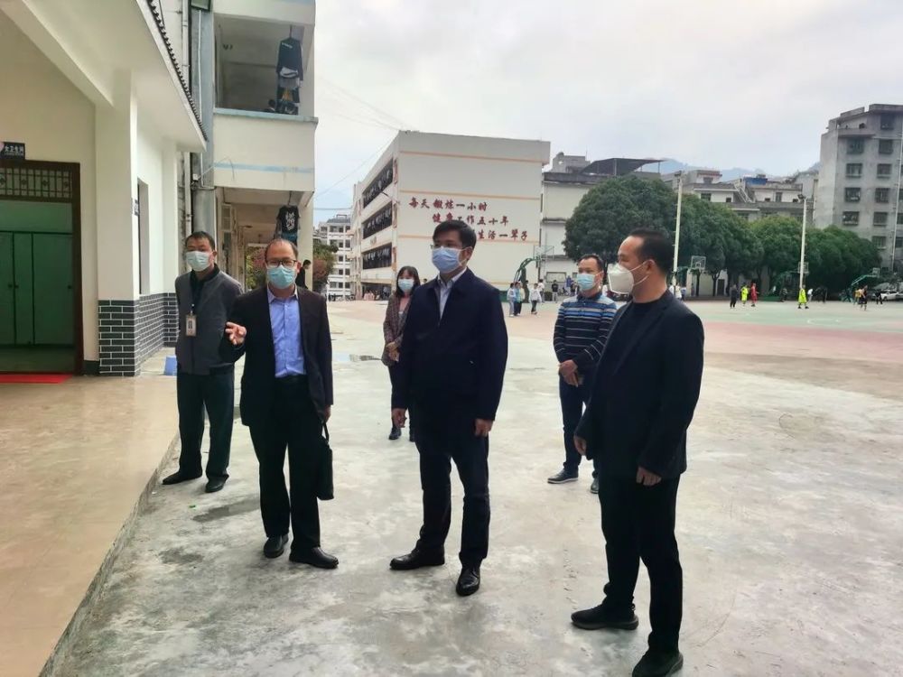 县委副书记黄俊杰到泗城镇初级中学检查指导工作