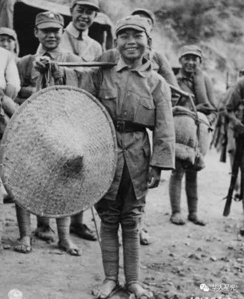 他们心里明白松山战役是绞肉机,迎着炮火就往前冲,扛着比他们个头还高
