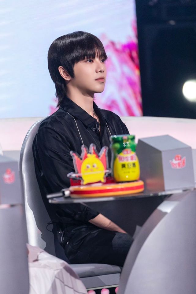 华晨宇亮相湖南卫视综艺《春天花会开》 感受民族音乐崭新魅力