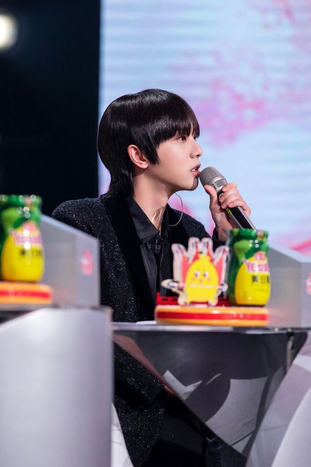 华晨宇亮相湖南卫视综艺《春天花会开》 感受民族音乐崭新魅力