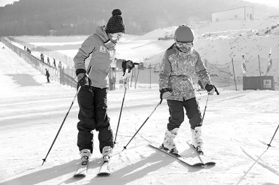 全国第十届残运会冰雪比赛项目赛场,浙江选手王一帆在单板滑雪比赛中