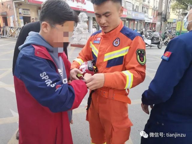 立即前往现场处置消防救援人员接警后被玩具手铐卡住信阳市一初中生3