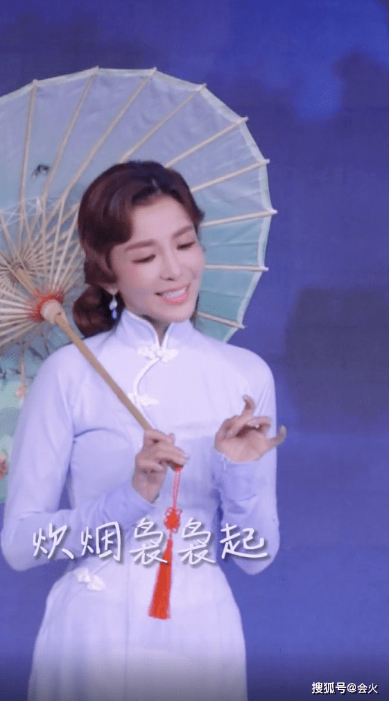 央视朱迅穿旗袍登台!腰肢纤细撑白伞眼含余泪….