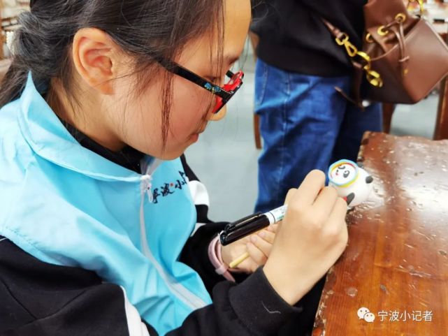 創意冰墩墩一起向未來丨小記者們參與麵人冰墩墩製作研學體驗活動