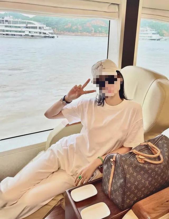 上海迪士尼名媛翻车住蜗居装富婆骗粉丝2000万终获报应