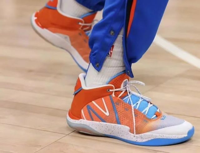 球鞋上脚:德文·布克一代战靴曝光,国产球鞋一枝独秀