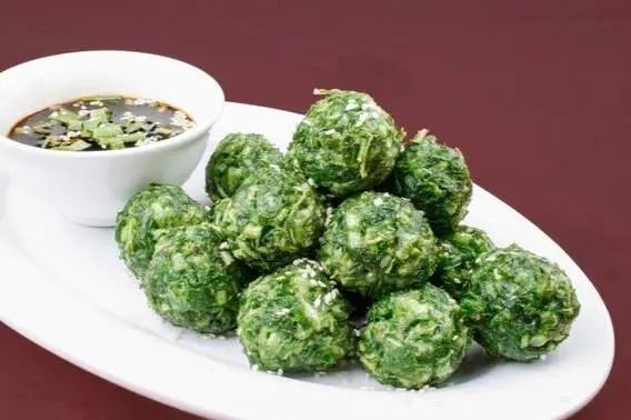 茼蒿别只会凉拌和炒加上鸡蛋炸一炸酥嫩清香比萝卜丸子好吃