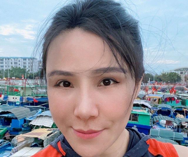 她一边心安理得地吃着人血馒头,享受流量狂欢的盛宴;她一边又不许别人