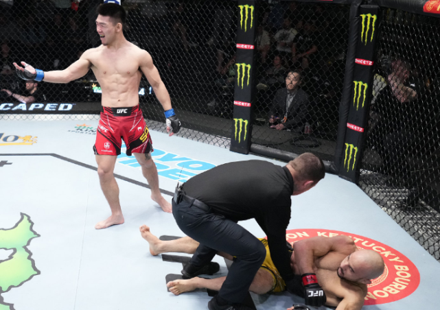 126秒KO！宋亚东创造历史，身披国旗＋抹脖子庆祝，UFC官方盛赞_腾讯新闻