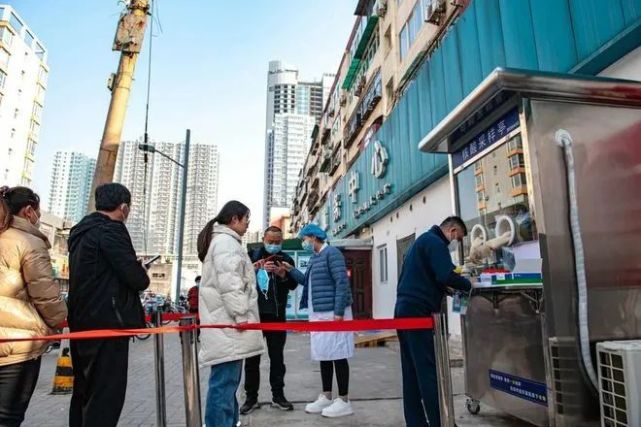 3月10号一大早,坝陵桥社区卫生服务中心的核酸采样亭门口就排起了长队