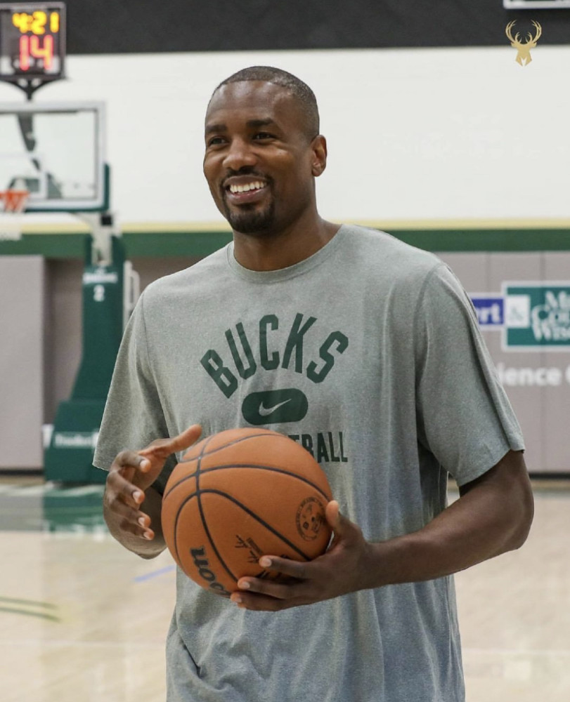 雄鹿真硬汉伊巴卡遭库明加重击太惊险眼角撕裂缝合后继续征战