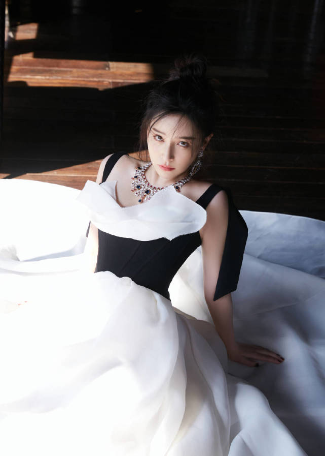 阚清子黑白礼服