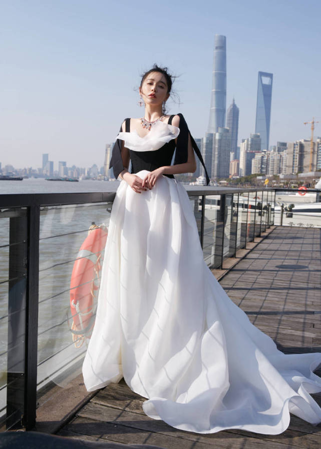 阚清子黑白礼服