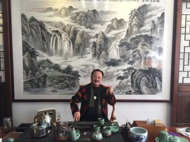 艺术家简介江晨 1964年生于江苏阜宁.自幼酷爱书画,八岁拜师入门.