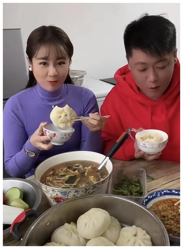 王小蒙谢永强一起亲密吃包子双方都有家庭网友说应注意举止