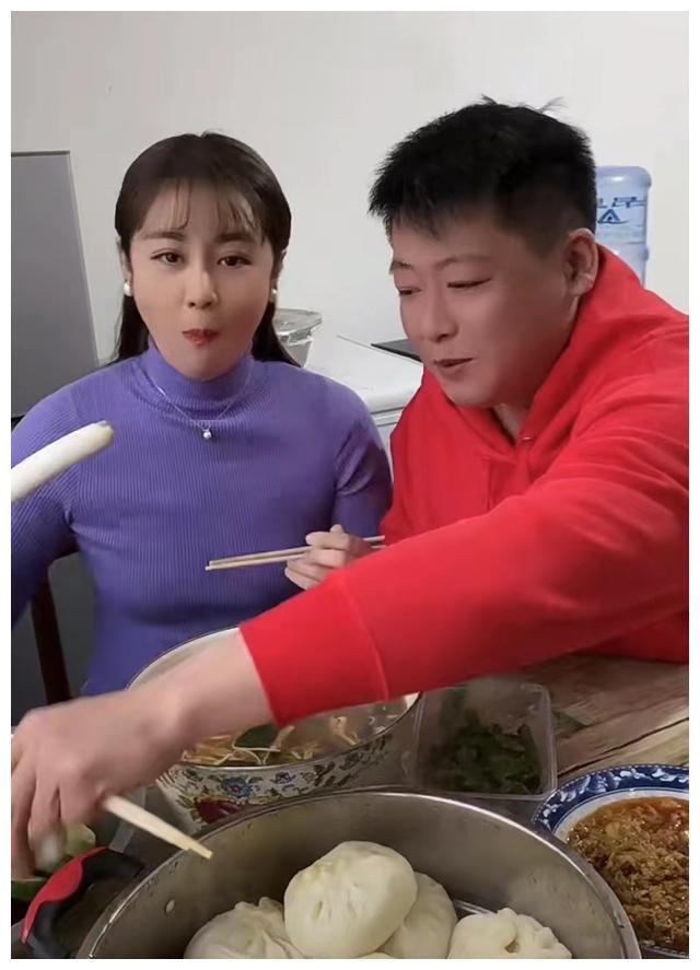王小蒙谢永强一起亲密吃包子双方都有家庭网友说应注意举止