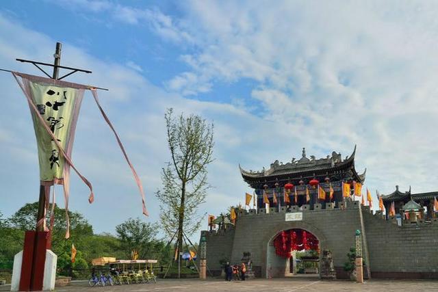龙凤古镇,是遂宁市境内的第一个4a级旅途景区古镇,也是一个完全免费对