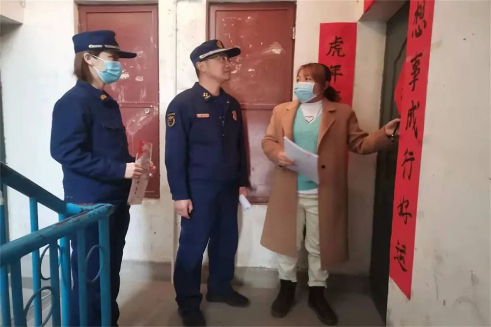 嘉峪關市消防救援支隊為獨居老人開展消防安全上門服務