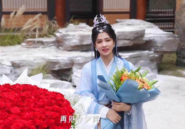 長月燼明白鹿殺青花絮白衣造型太美了這套藍色也超好看