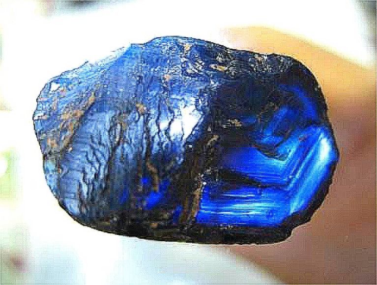 师傅捡到的这快黑石竟是一块蓝色刚玉原石,也就是通常说的蓝宝石原石!