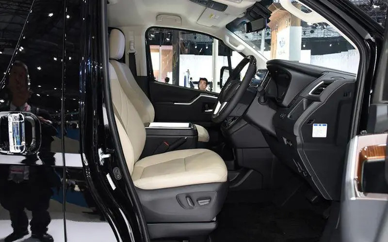 比埃爾法便宜一大半 4張航空座椅 外觀帥氣 看完空間細節愛不釋手啊 天天看點