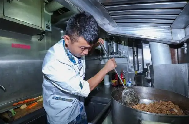 解放军核潜艇兵伙食全军最高吃饭却还成了一种任务
