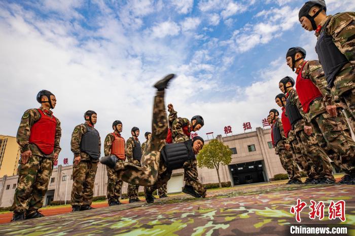 武警上海总队机动二支队掀起春季大练兵活动欧美大码变态另类