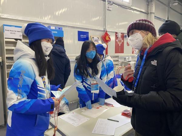 北京冬残奥会为导盲犬颁发特殊奖牌情景对话英语怎么说
