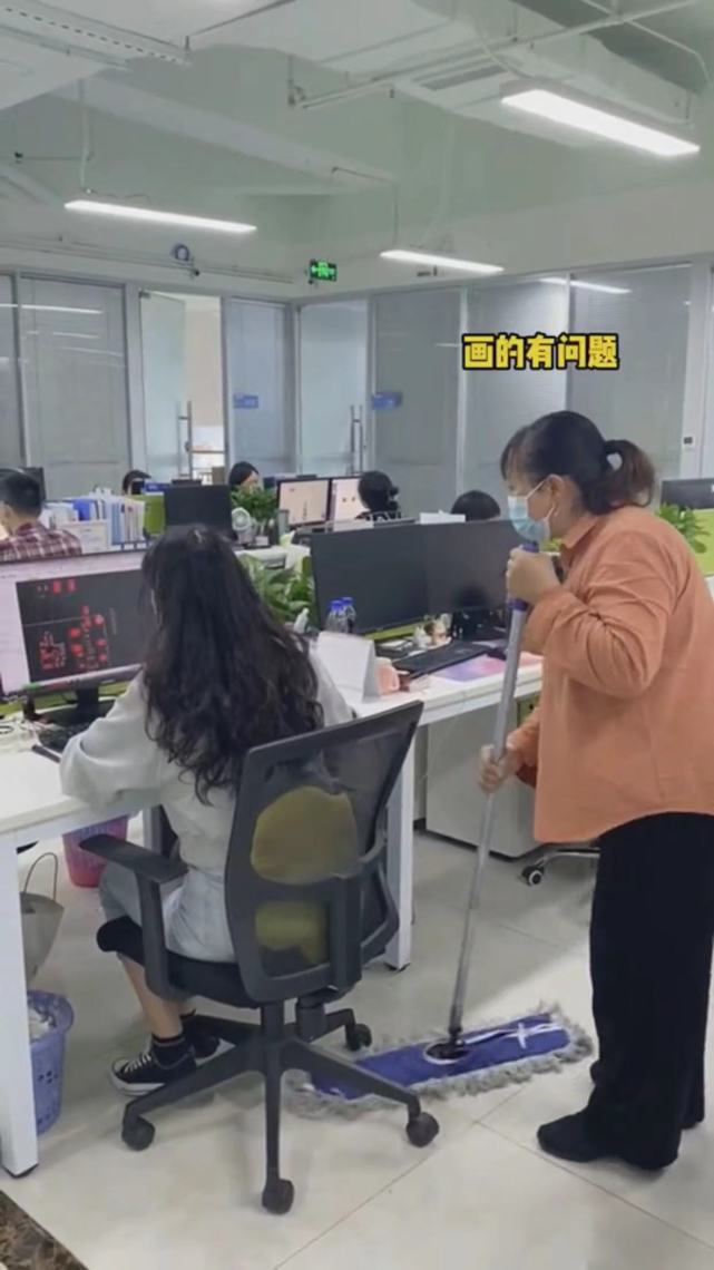 女程序员遇到难题扫地大妈轻松解决网友现实版扫地僧