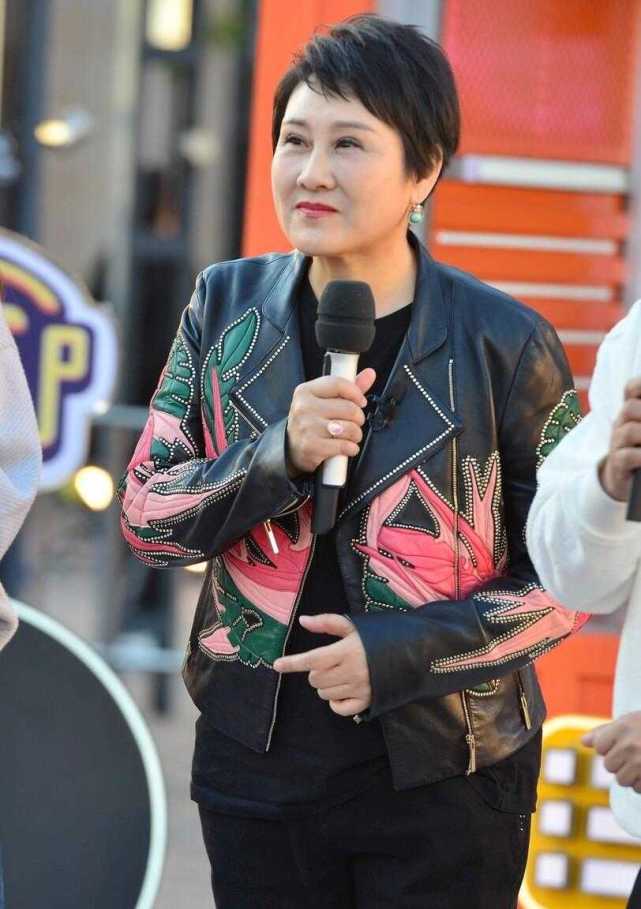 張凱麗真有59歲穿刺繡皮衣配小黑褲洋氣時髦看著頂多40歲