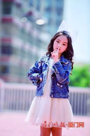 采访过程中,记者发现洪子怡家中沙发上有一套陈旧的《水浒传》,洪煊煊