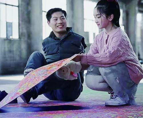 洪子怡喜欢唱歌,跳舞.