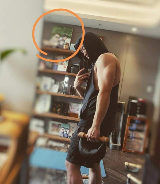 郑恺晒优越身材手臂肌肉壮如石头身后书柜摆满一家三口合照