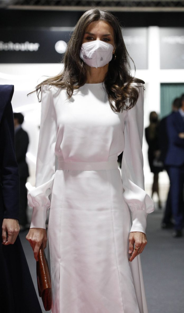 西班牙王后罕见穿雪白连衣裙亮相！一改往常风格，减龄效果太明显沁园春咏梅