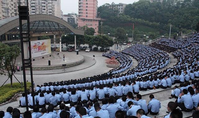 它位於四川省瀘州市,其前身是四川省西部人民管理局公安廳公安學院,70