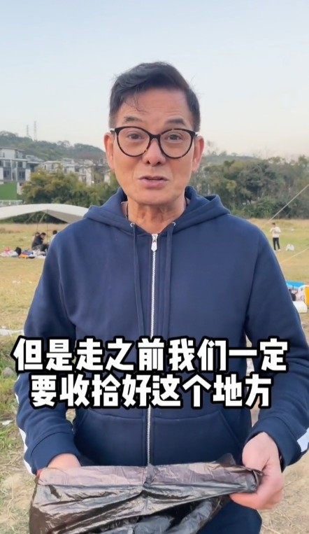 港星李国麟现身福州郊游徒手捡4袋垃圾不嫌脏67岁显老态